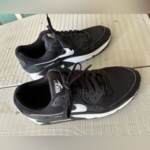 Nike Women’s Air Max 90 shoe size 9 color blk/wht/blk